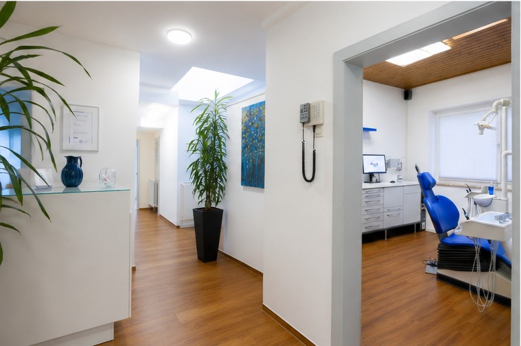 Flur mit Blick in ein Behandlungszimmer der Praxis für Zahnheilkunde & Ästhetik in Algermissen
